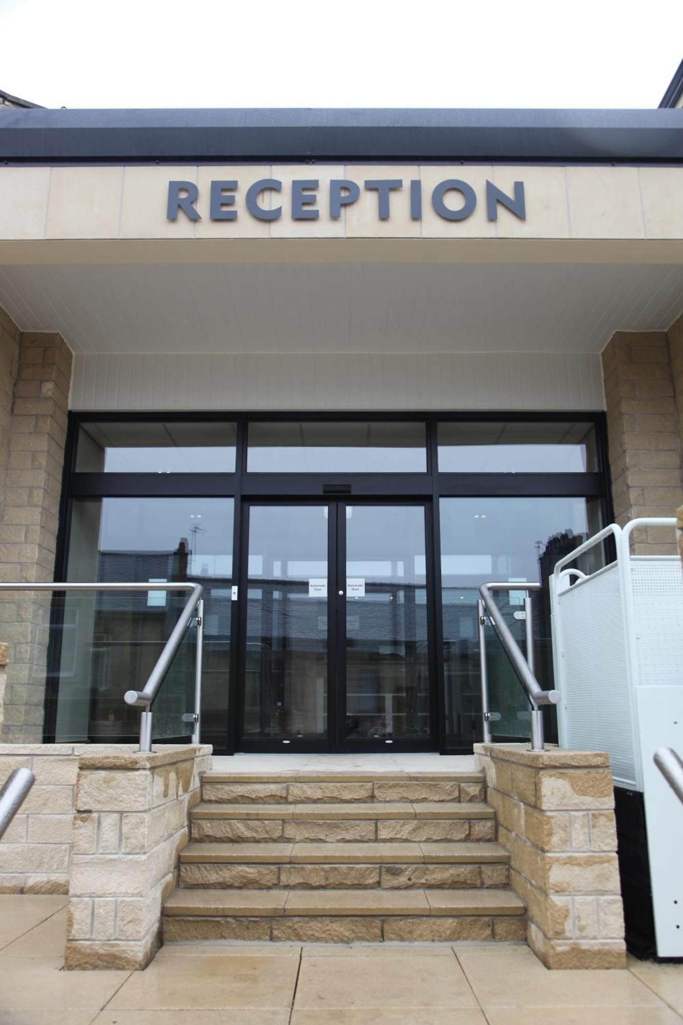 Cambridge Hotel Huddersfield Exterior foto